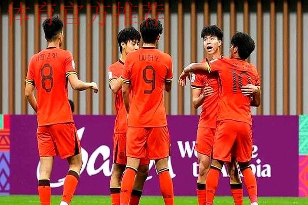 中国U-18男足国家队观看励志影片